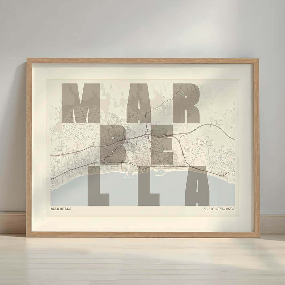 Lámina creativa de Marbella – Diseño gráfico y tipografía sobre mapa