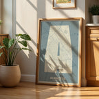 Diseño de interiores moderno con la lámina de Albacete en mi diseño la Súper Bold, un póster tipográfico donde el mapa de la ciudad se fusiona con una tipografía extra gruesa para un impacto visual moderno diseñado en gris azulado y fondo blanco roto, expuesto en la pared de un salón