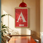 Diseño de interiores moderno con la lámina de Albacete en el diseño la Clásica, inspirado en la tipografía cincelada con una fuente elegante que crea un bonito contraste visual diseñado en rojo y fondo blanco roto, expuesto en la pared de un salón