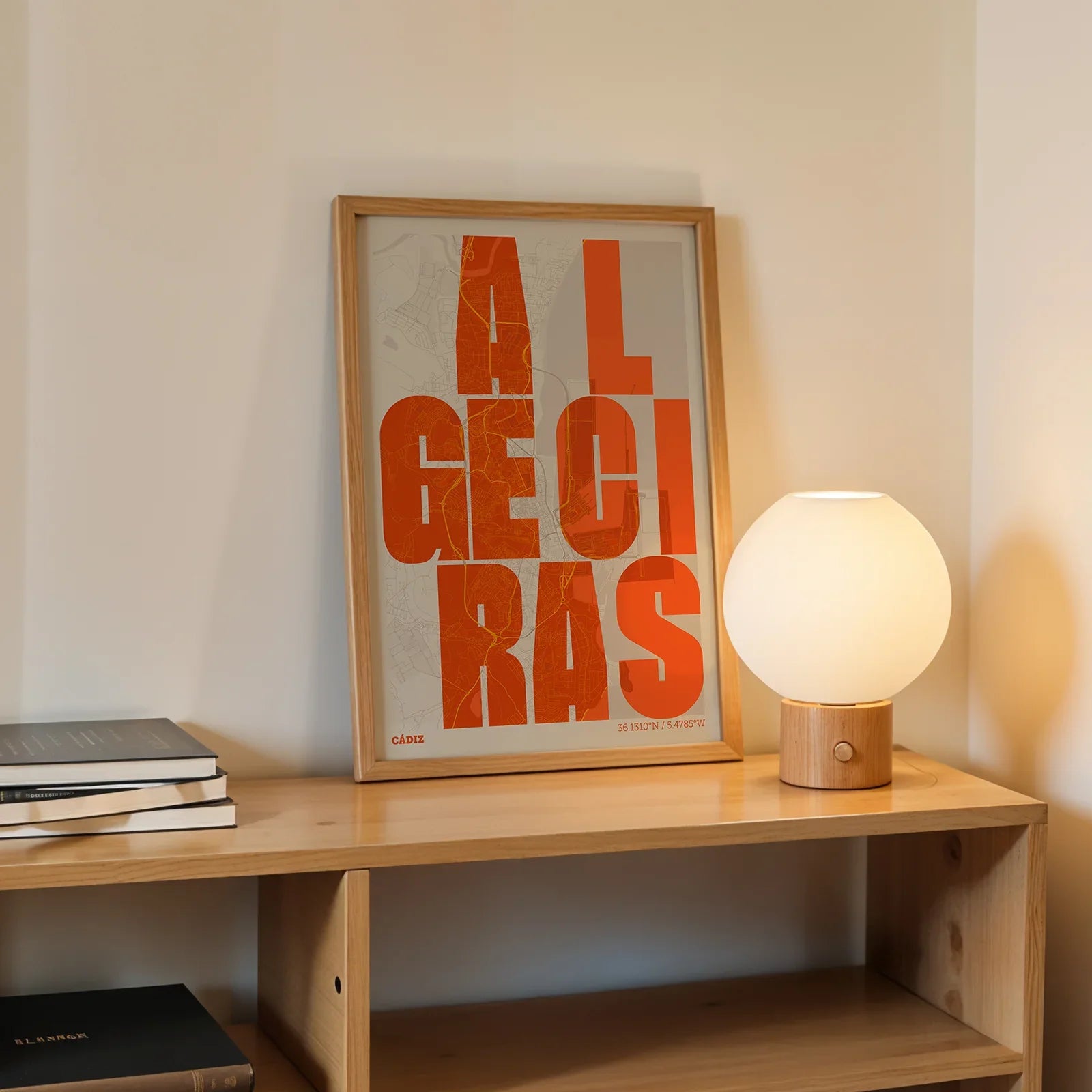 Lámina creativa de Algeciras – Diseño gráfico y tipografía sobre mapa