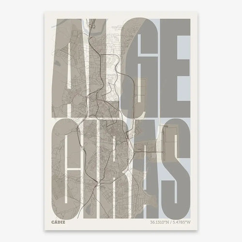Mapa de Algeciras en el diseño la Extra Comprimida, donde las letras se ajustan al ancho del mapa de la ciudad diseñado en marrón claro y fondo blanco roto