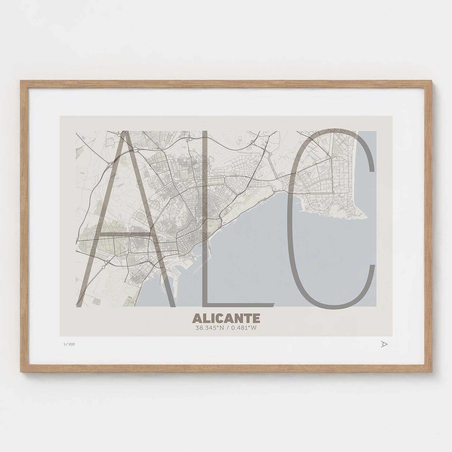 Lámina tipográfica de Alicante – diseño Ultrafina, marco de madera natural