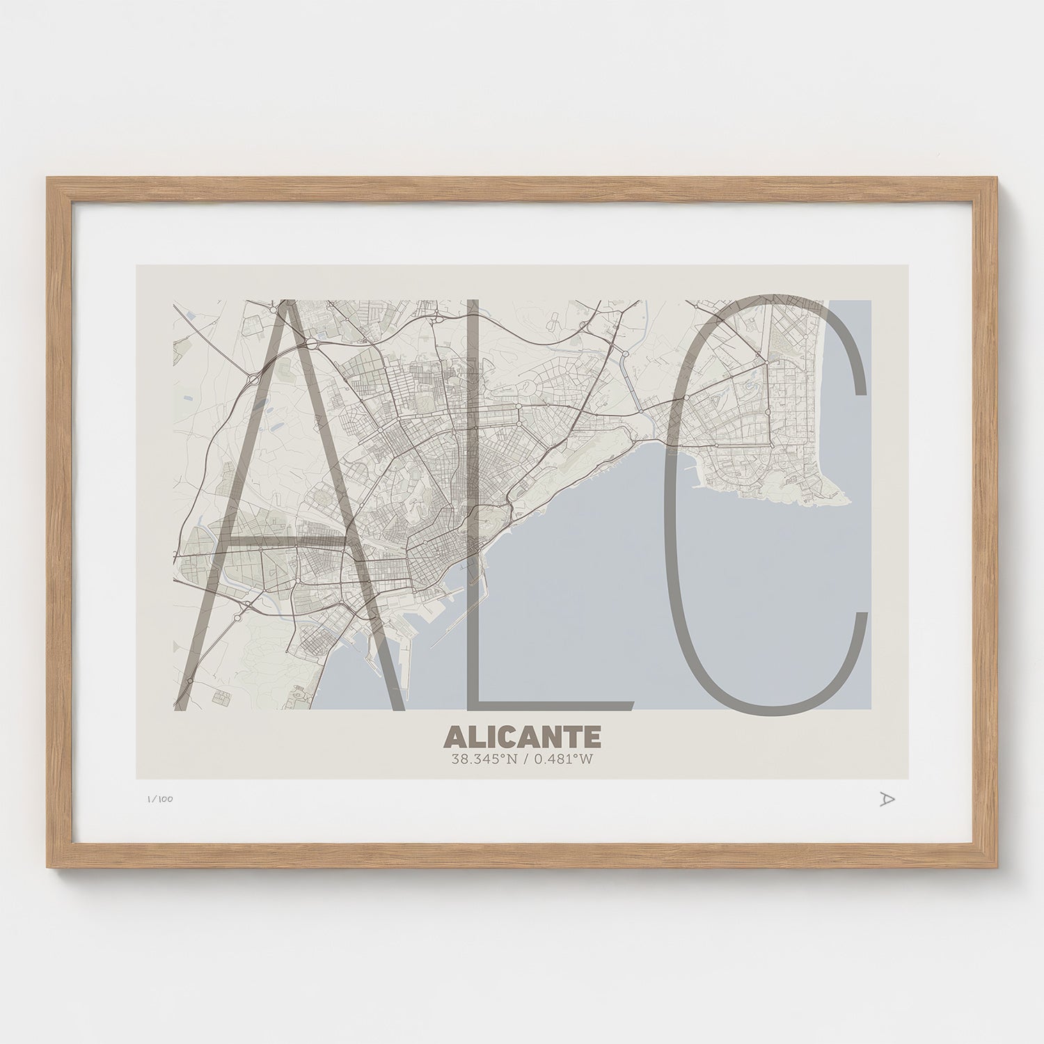 Lámina tipográfica de Alicante – diseño Ultrafina, marco de madera natural