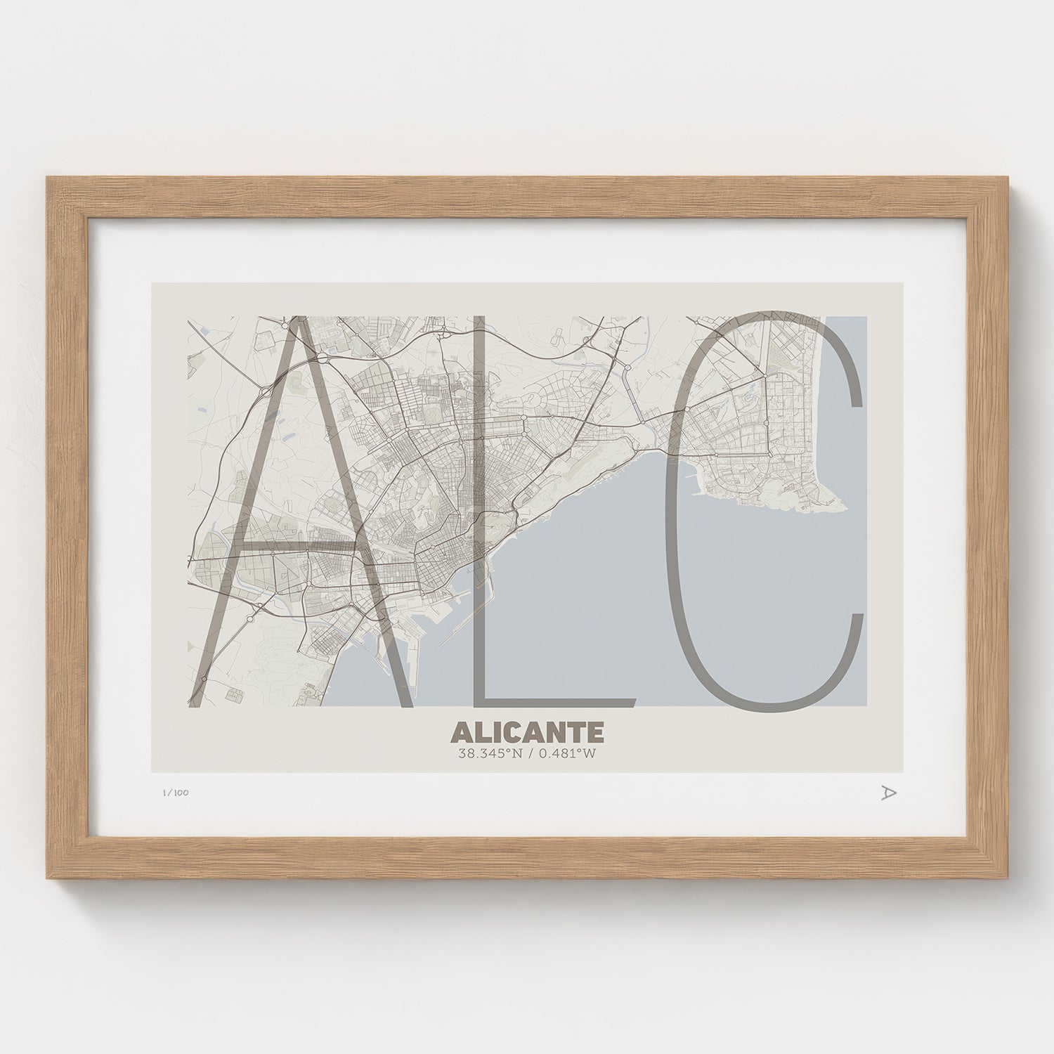 Lámina tipográfica de Alicante – diseño Ultrafina, marco de madera natural