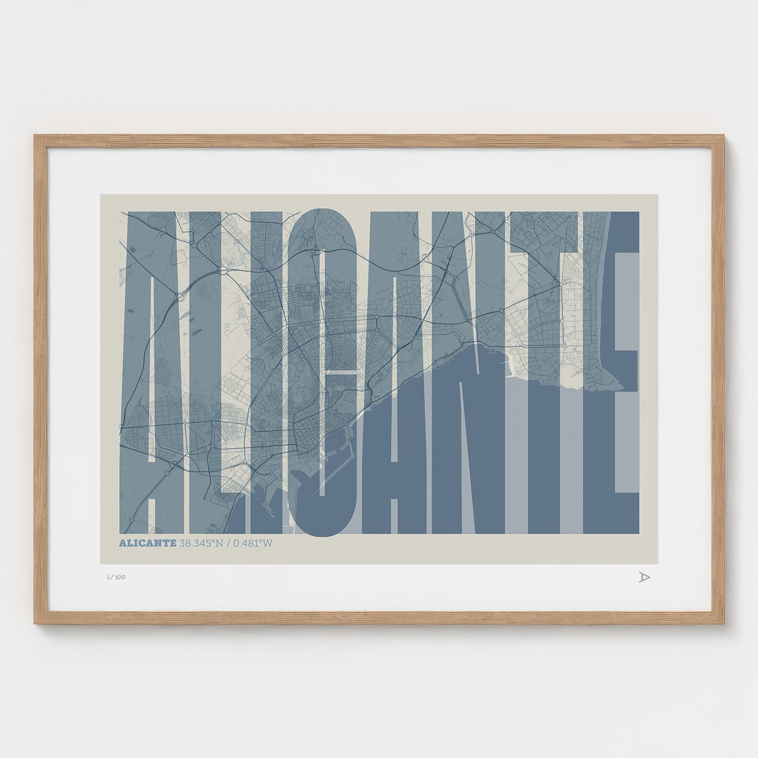Lámina tipográfica de Alicante – diseño Extra Comprimida, marco de madera natural