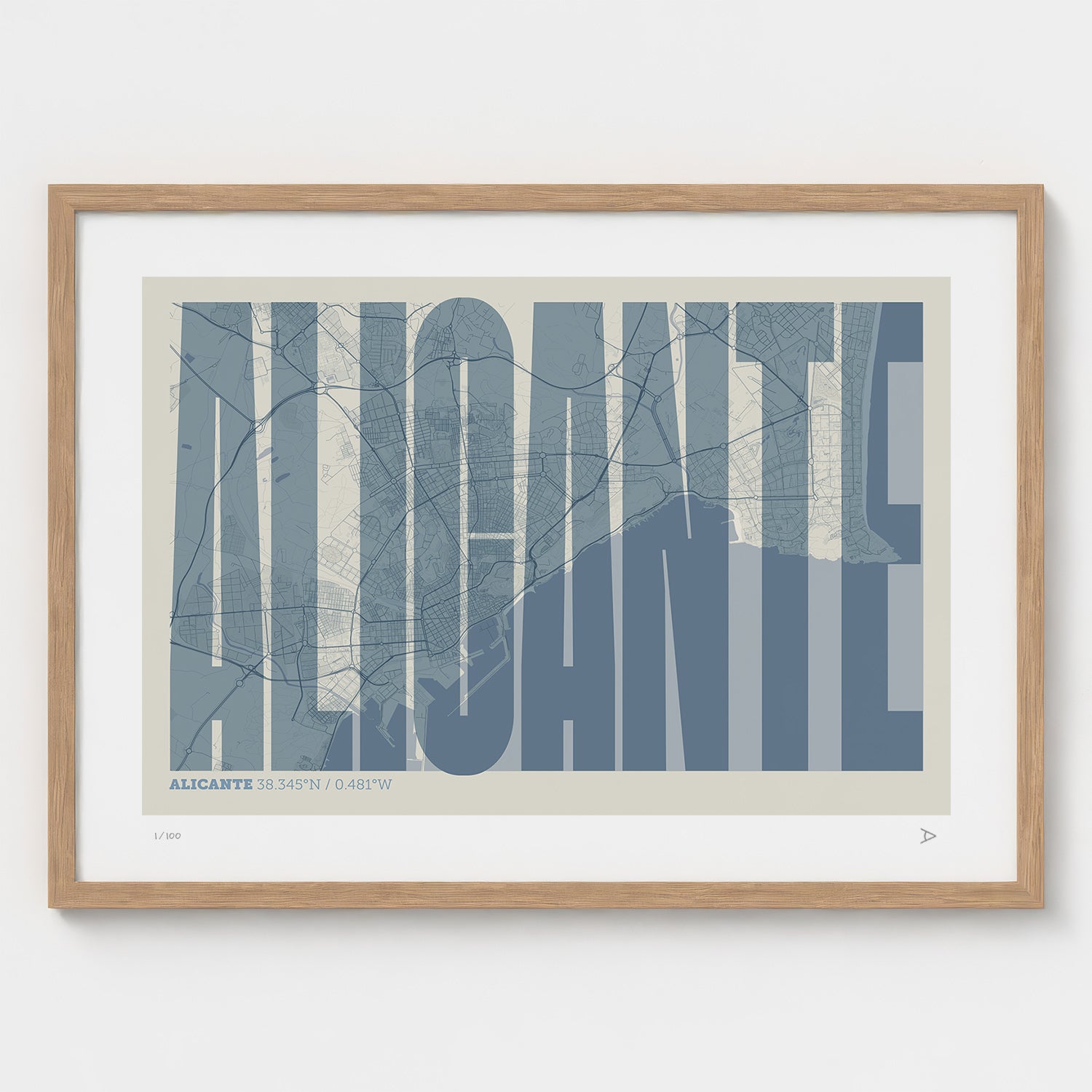 Lámina tipográfica de Alicante – diseño Extra Comprimida, marco de madera natural