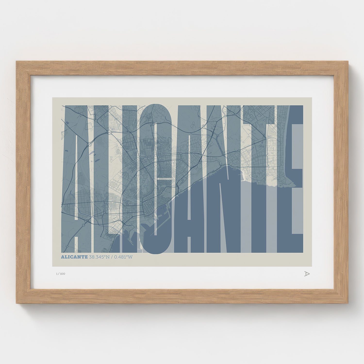 Lámina tipográfica de Alicante – diseño Extra Comprimida, marco de madera natural