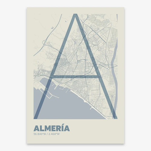 Mapa de Almería en el diseño la Ultrafina, una estética minimalista que combina cartografía urbana con letras modernas, finas y elegantes diseñado en gris azulado y fondo blanco roto