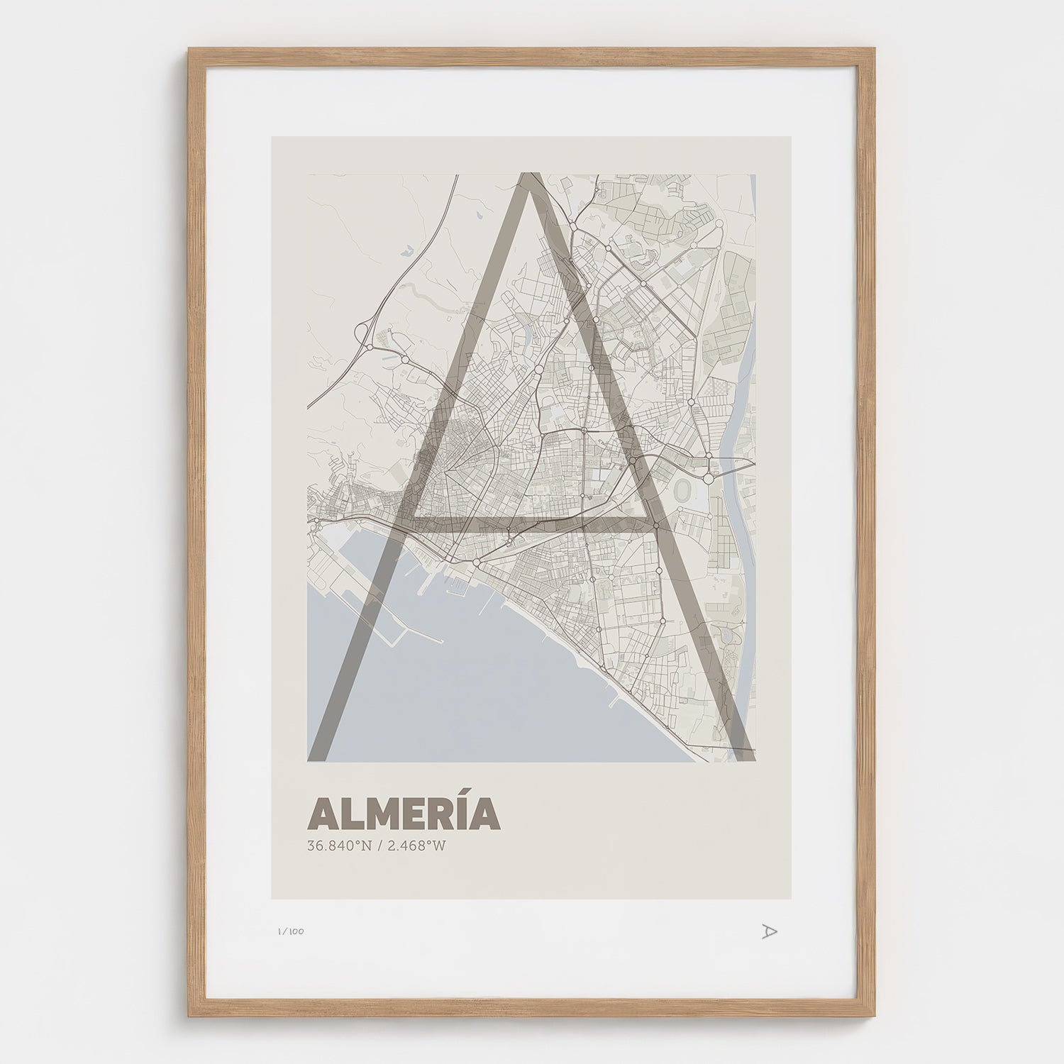 Lámina tipográfica de Almeria – diseño Ultrafina, marco de madera natural