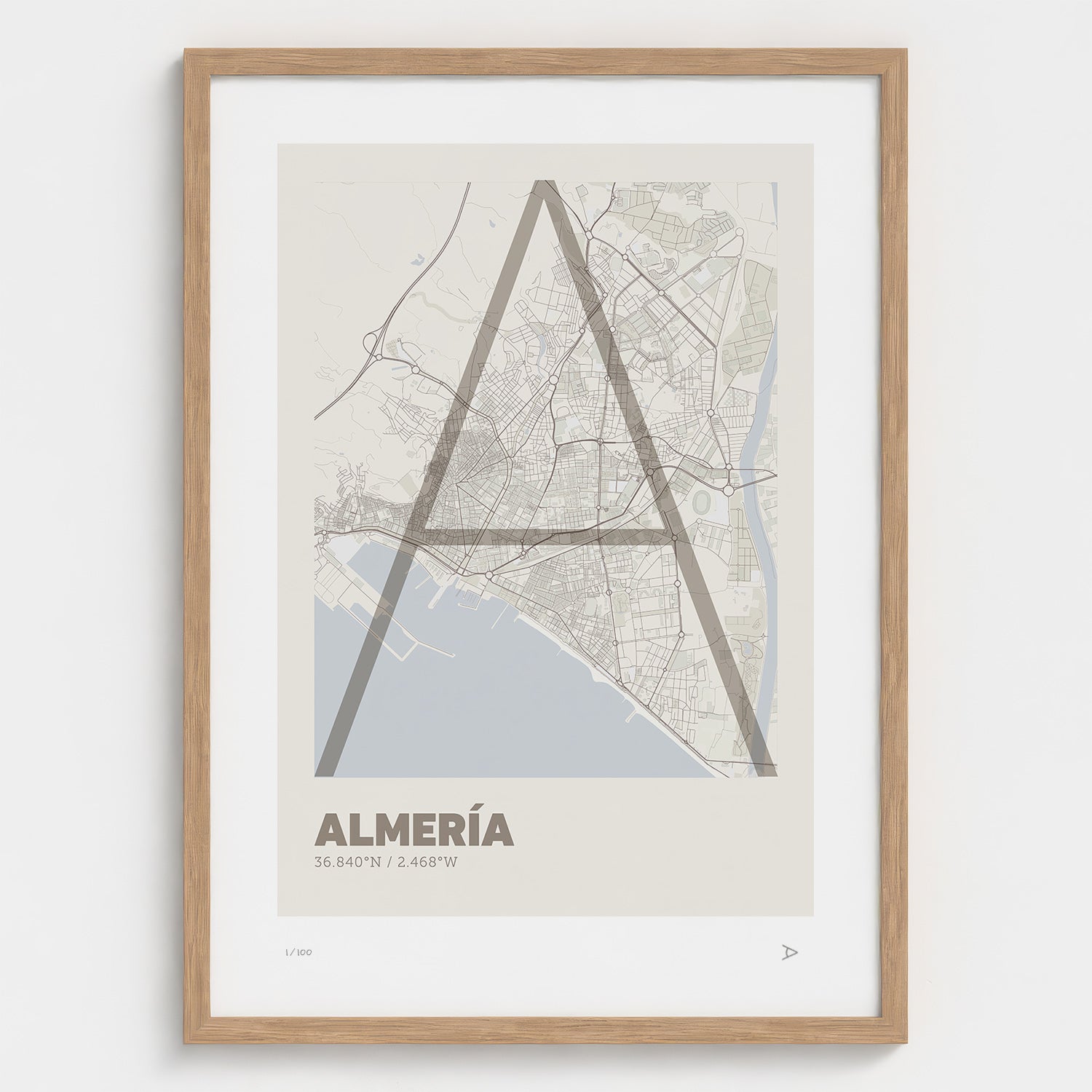 Lámina tipográfica de Almeria – diseño Ultrafina, marco de madera natural
