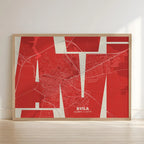 Cuadro de Ávila en mi diseño la Inseparable, una visión artística con una tipografía expresiva que muestra la abreviatura del nombre sobre el mapa detallado diseñado en rojo y fondo blanco roto con impresión sin márgenes, apoyado contra la pared