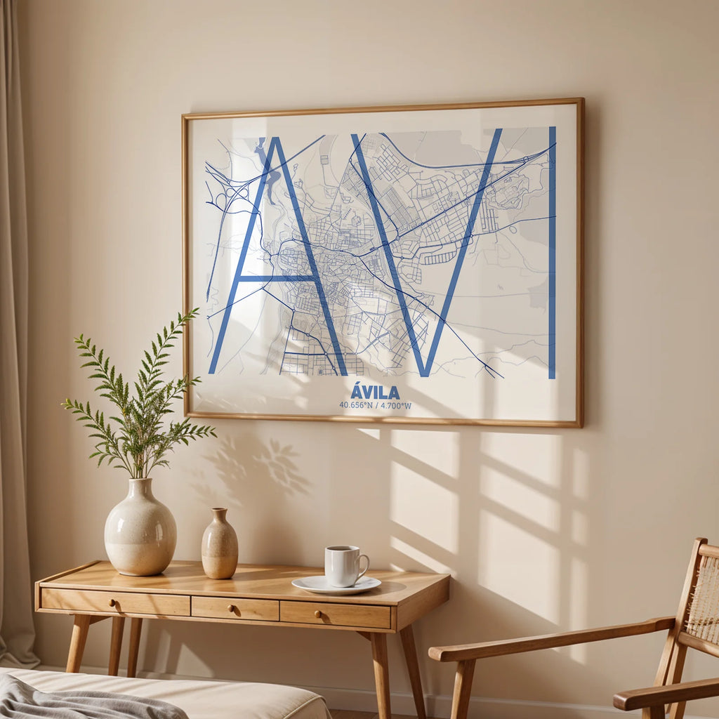 Diseño de interiores moderno con la lámina de Ávila en el diseño la Ultrafina, una estética minimalista que combina cartografía urbana con letras modernas, finas y elegantes diseñado en azul marino y blanco, expuesto en la pared de un salón