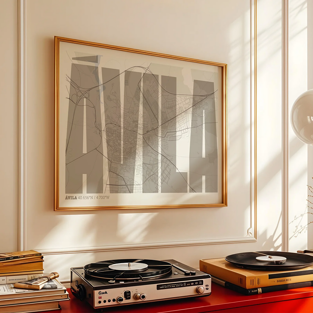 Diseño de interiores moderno con la lámina de Ávila en el diseño la Extra Comprimida, donde las letras se ajustan al ancho del mapa de la ciudad diseñado en marrón claro y fondo blanco roto, expuesto en la pared de un salón