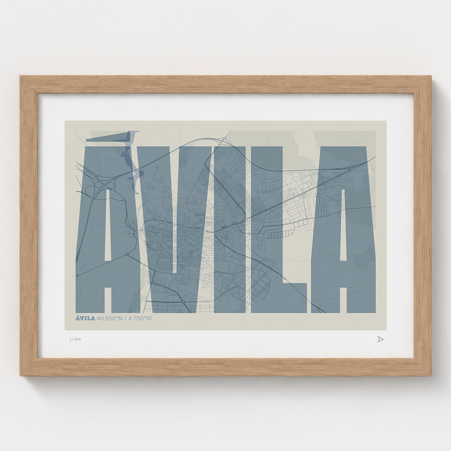 Lámina tipográfica de Avila – diseño Extra Comprimida, marco de madera natural