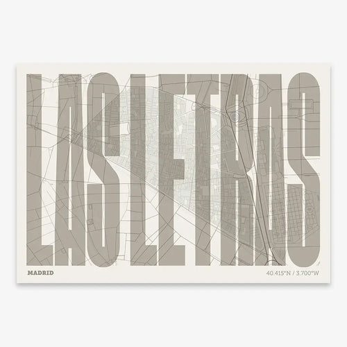 Mapa del Barrio de Las Letras, Madrid, en el diseño la Extra Comprimida, donde las letras se ajustan al ancho del mapa de la ciudad diseñado en marrón claro y fondo blanco roto
