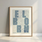 Cuadro del Born, Barcelona, en el diseño la Revoltosa, donde las letras del nombre aparecen aleatoriamente en diferentes líneas para un diseño urbano realmente original diseñado en gris azulado y fondo blanco roto con margen en un entorno minimalista con iluminación cálida