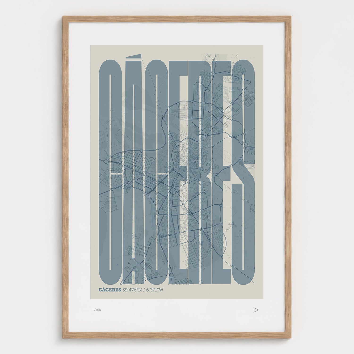 Lámina tipográfica de Caceres – diseño Extra Comprimida, marco de madera natural