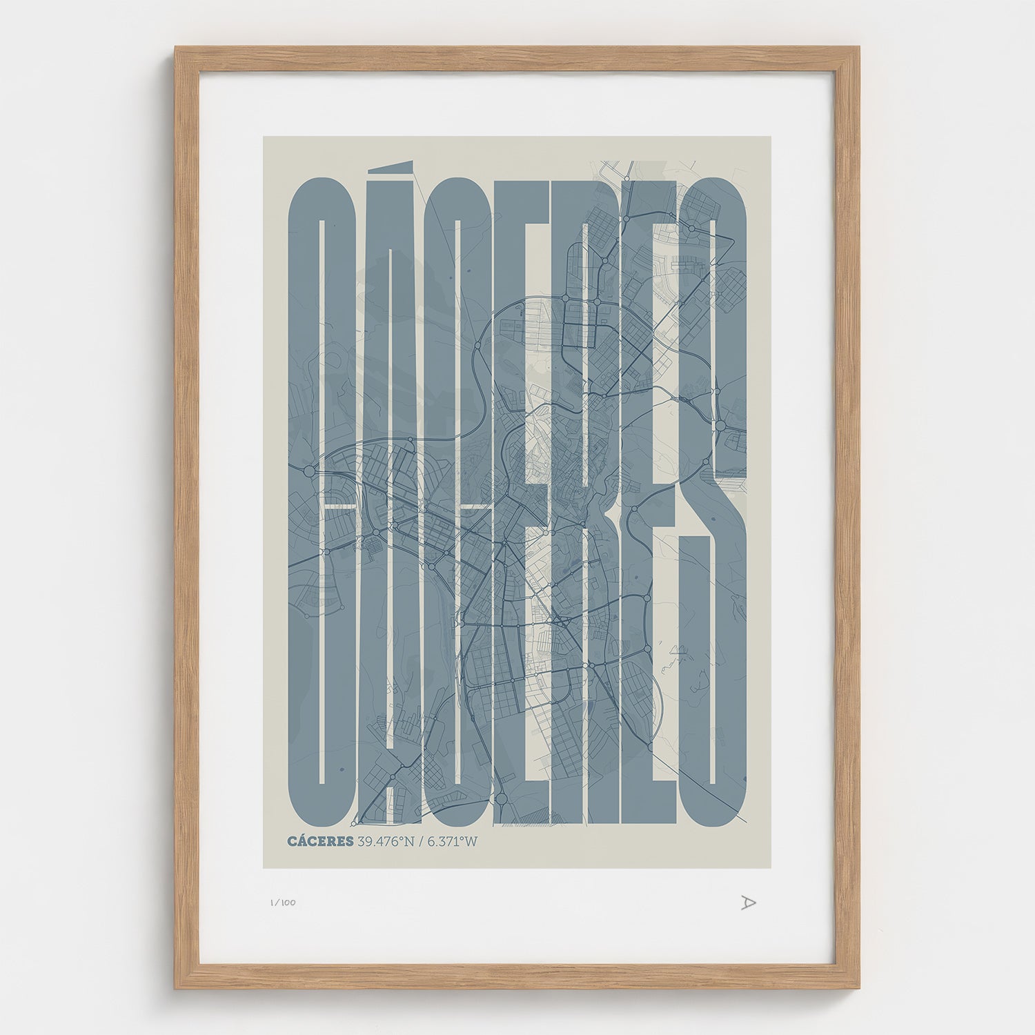 Lámina tipográfica de Caceres – diseño Extra Comprimida, marco de madera natural