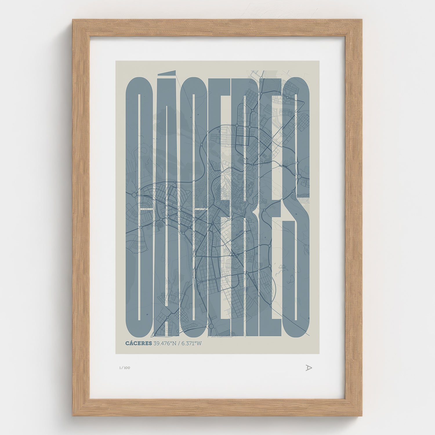 Lámina tipográfica de Caceres – diseño Extra Comprimida, marco de madera natural