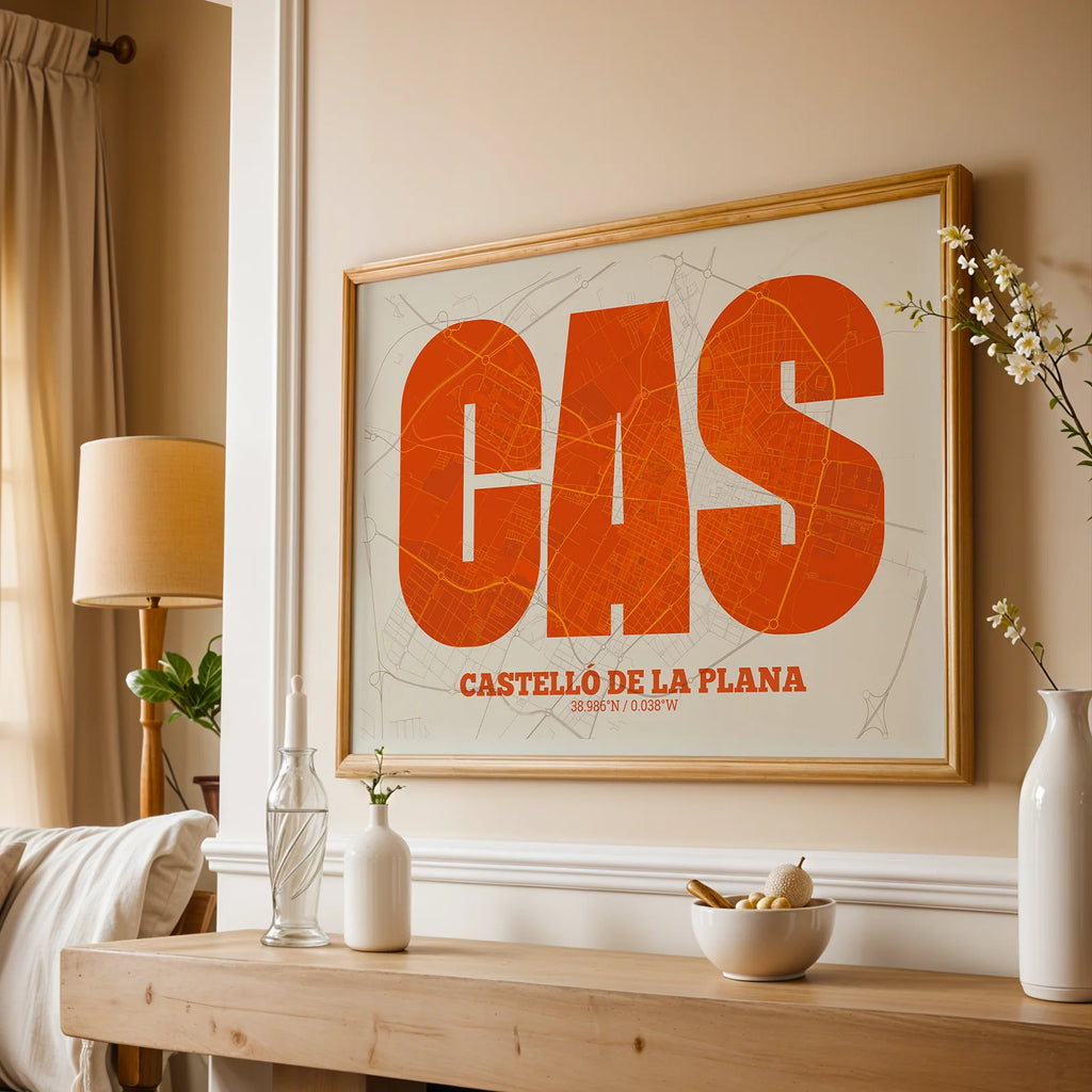 Diseño de interiores moderno con la lámina de Castellón en mi diseño la Súper Bold, un póster tipográfico donde el mapa de la ciudad se fusiona con una tipografía extra gruesa para un impacto visual moderno diseñado en naranja y fondo blanco roto, expuesto en la pared de un salón