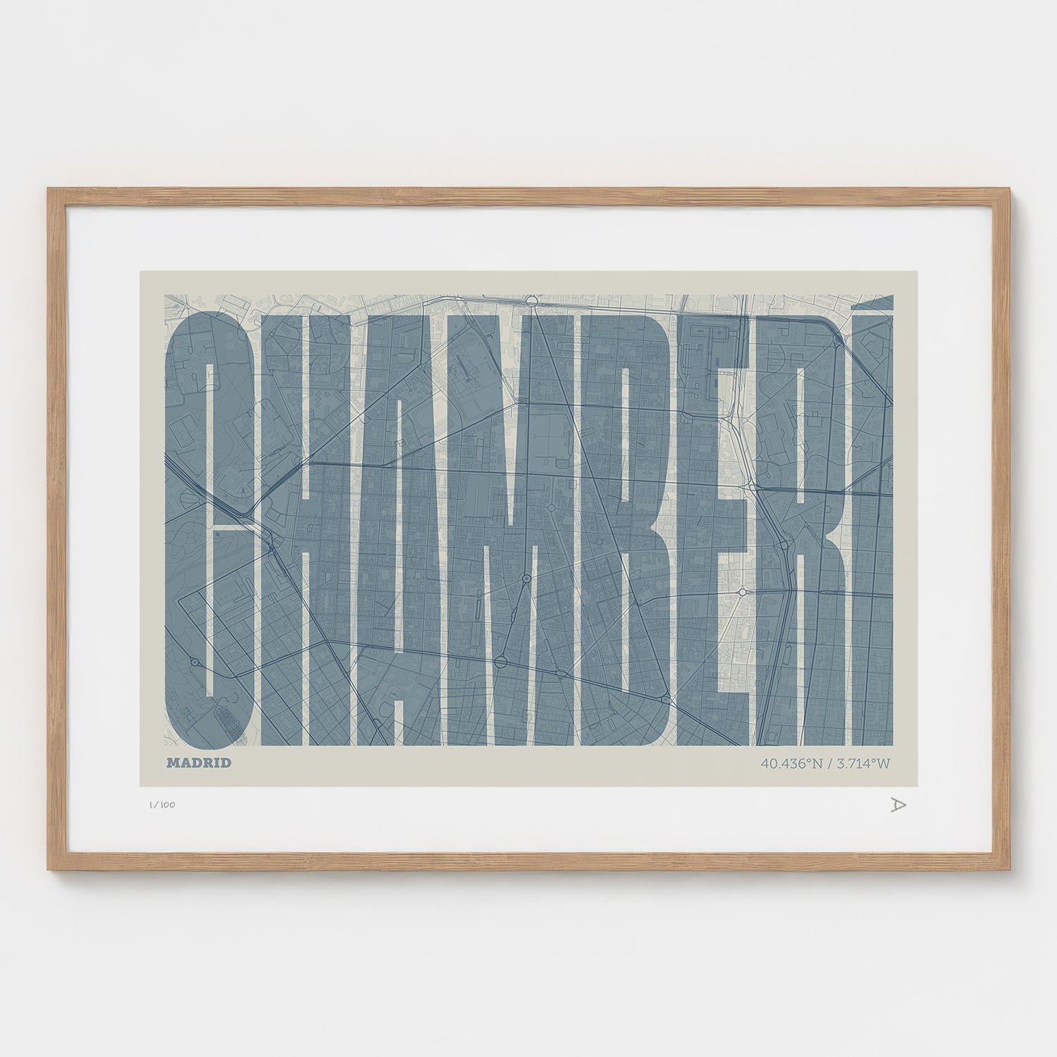 Lámina tipográfica de Chamberí – diseño Extra Comprimida, marco de madera natural