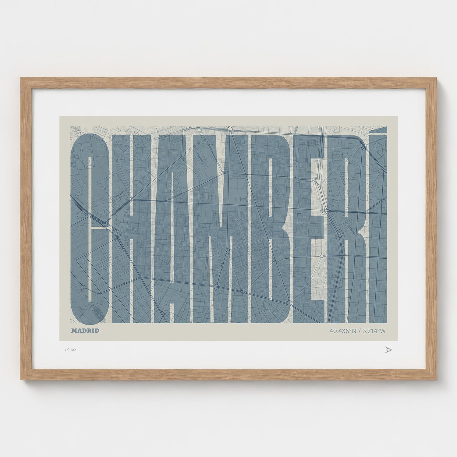 Lámina tipográfica de Chamberí – diseño Extra Comprimida, marco de madera natural