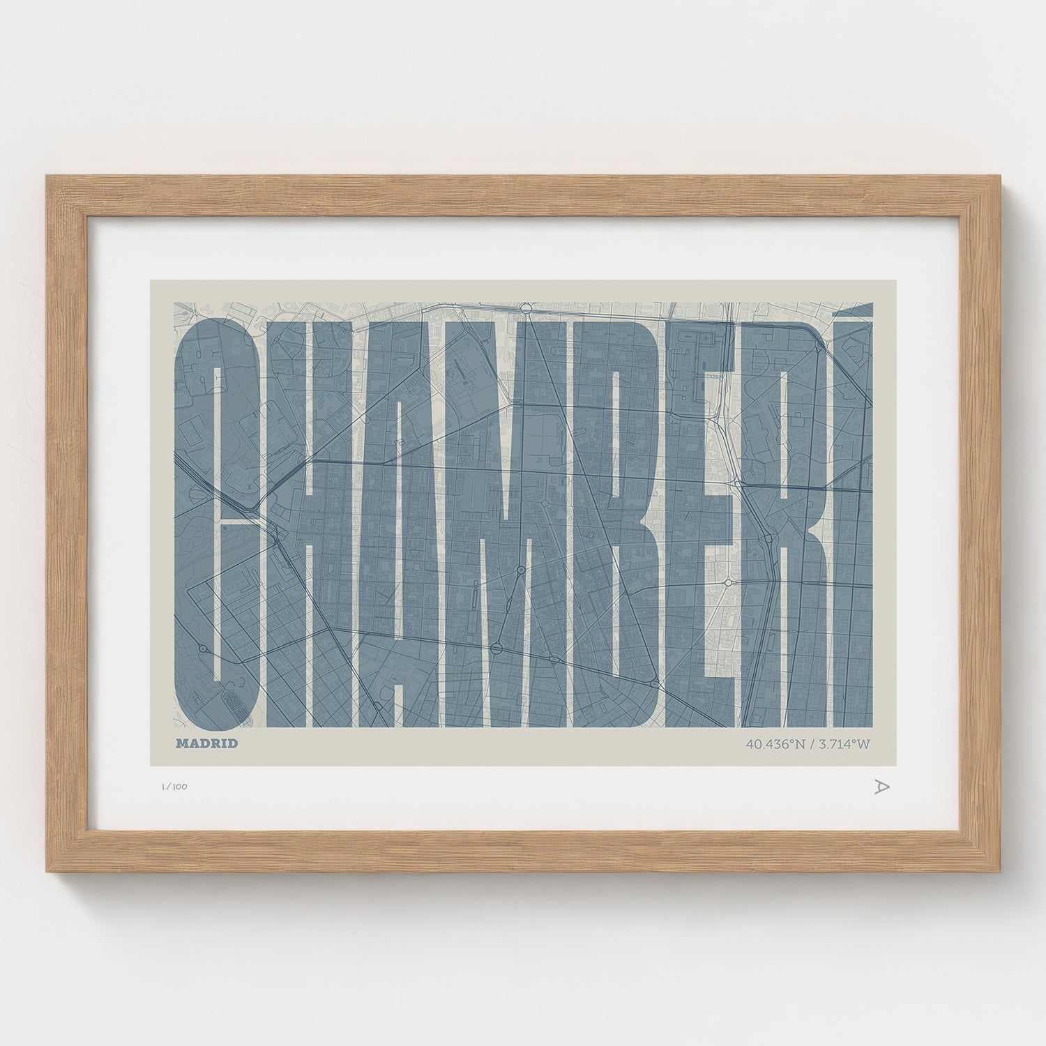 Lámina tipográfica de Chamberí – diseño Extra Comprimida, marco de madera natural
