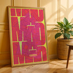 Diseño de interiores moderno con la lámina de Chueca, Madrid, en mi diseño la Inseparable, una visión artística con una tipografía expresiva que muestra la abreviatura del nombre sobre el mapa detallado diseñado en amarillo y fucsia, expuesto en la pared de un salón