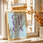 Diseño de interiores moderno con la lámina de Cheuca, Madrid, en el diseño la Clásica, inspirado en la tipografía cincelada con una fuente elegante que crea un bonito contraste visual diseñado en púrpura y azul claro, expuesto en la pared de un salón