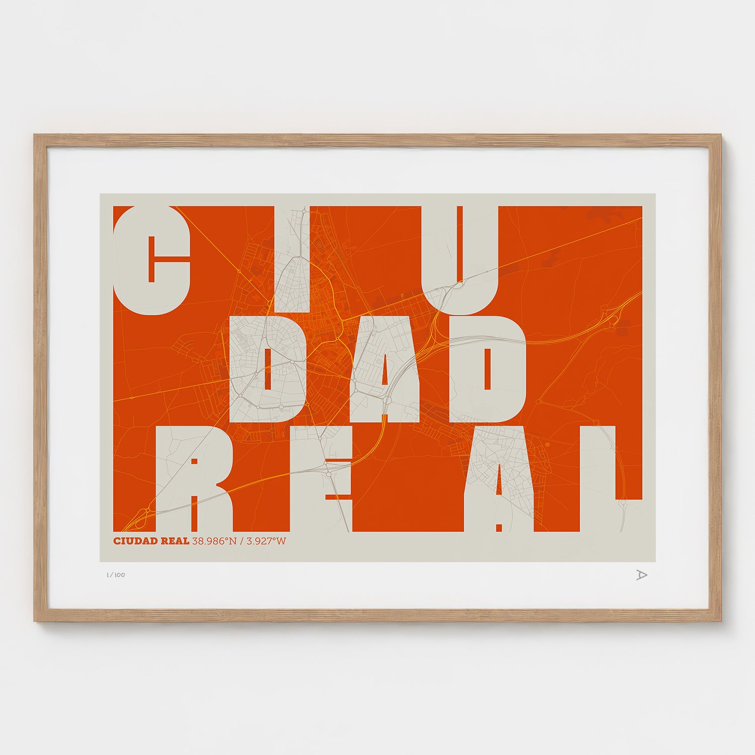 Lámina tipográfica de Ciudad Real – diseño Revoltosa, marco de madera natural
