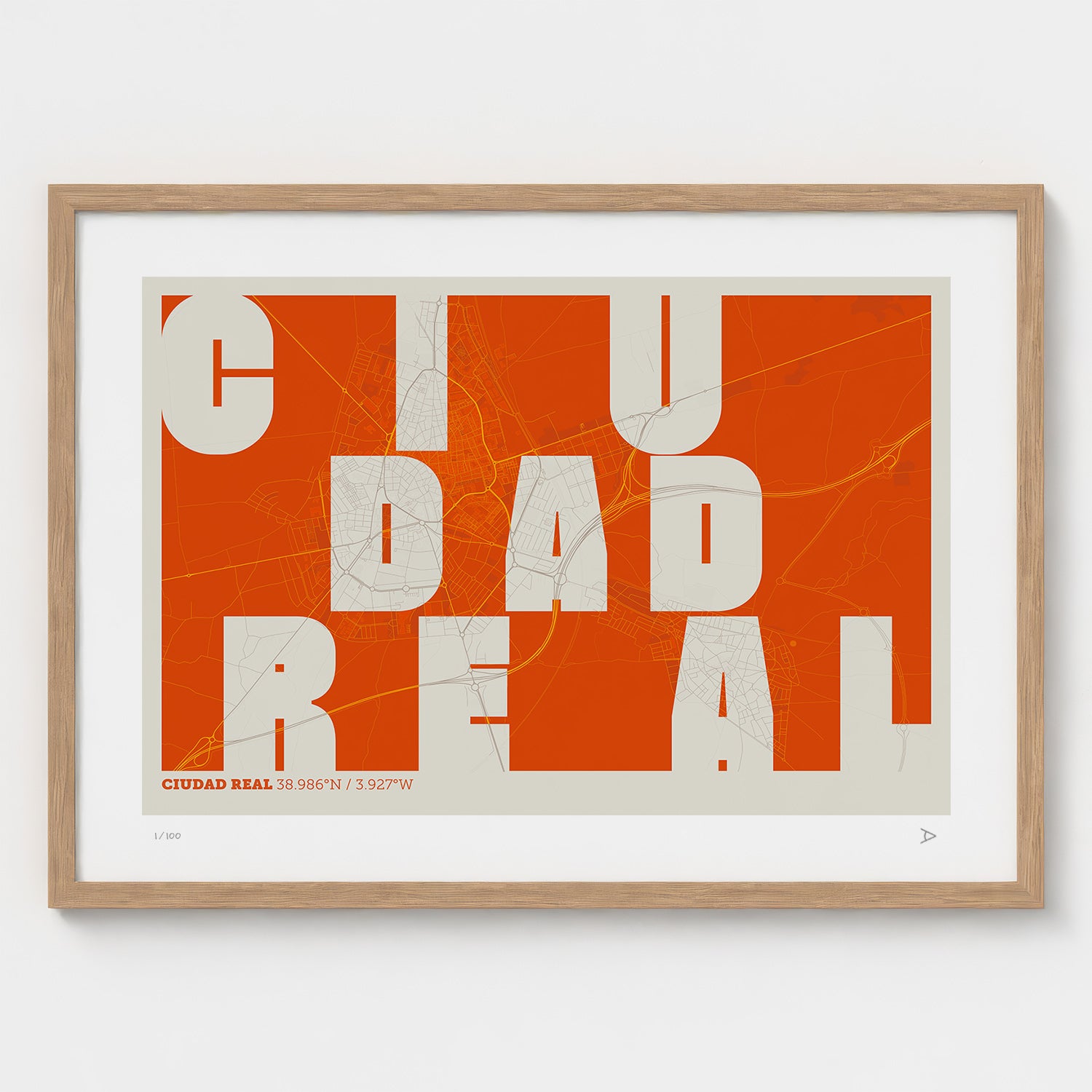Lámina tipográfica de Ciudad Real – diseño Revoltosa, marco de madera natural