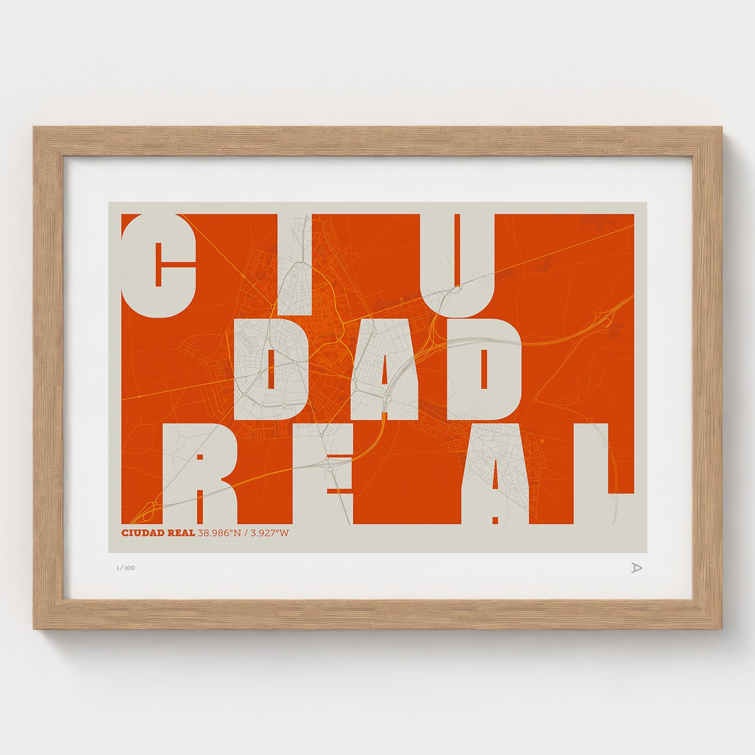 Lámina tipográfica de Ciudad Real – diseño Revoltosa, marco de madera natural