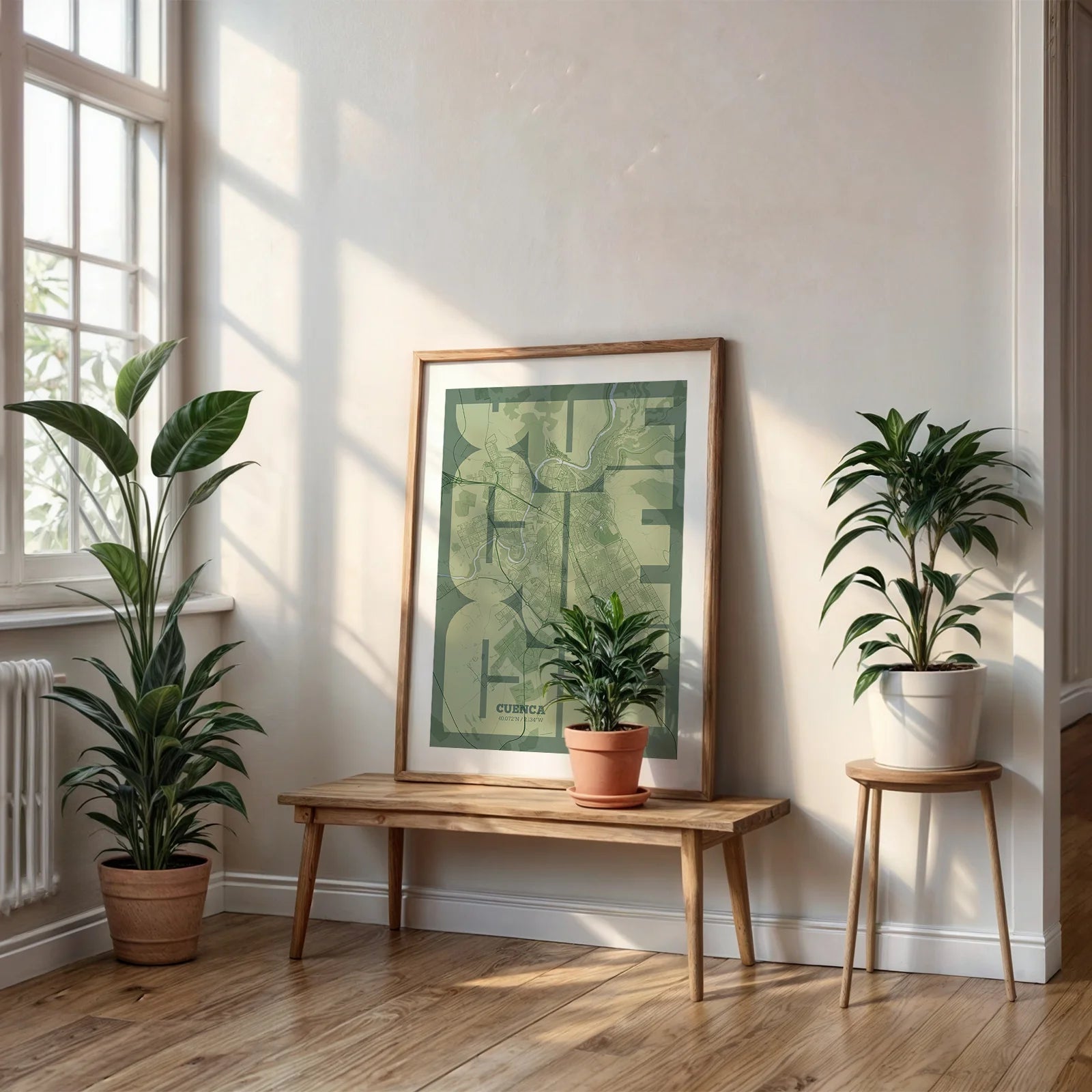 Diseño de interiores moderno con la lámina de Cuenca en mi diseño la Inseparable, una visión artística con una tipografía expresiva que muestra la abreviatura del nombre sobre el mapa detallado diseñado en dos tonos de verde, expuesto en la pared de un salón
