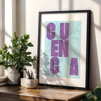 Diseño de interiores moderno con la lámina de Cuenca en el diseño la Revoltosa, donde las letras del nombre aparecen aleatoriamente en diferentes líneas para un diseño urbano realmente original diseñado en púrpura y azul claro, expuesto en la pared de un salón