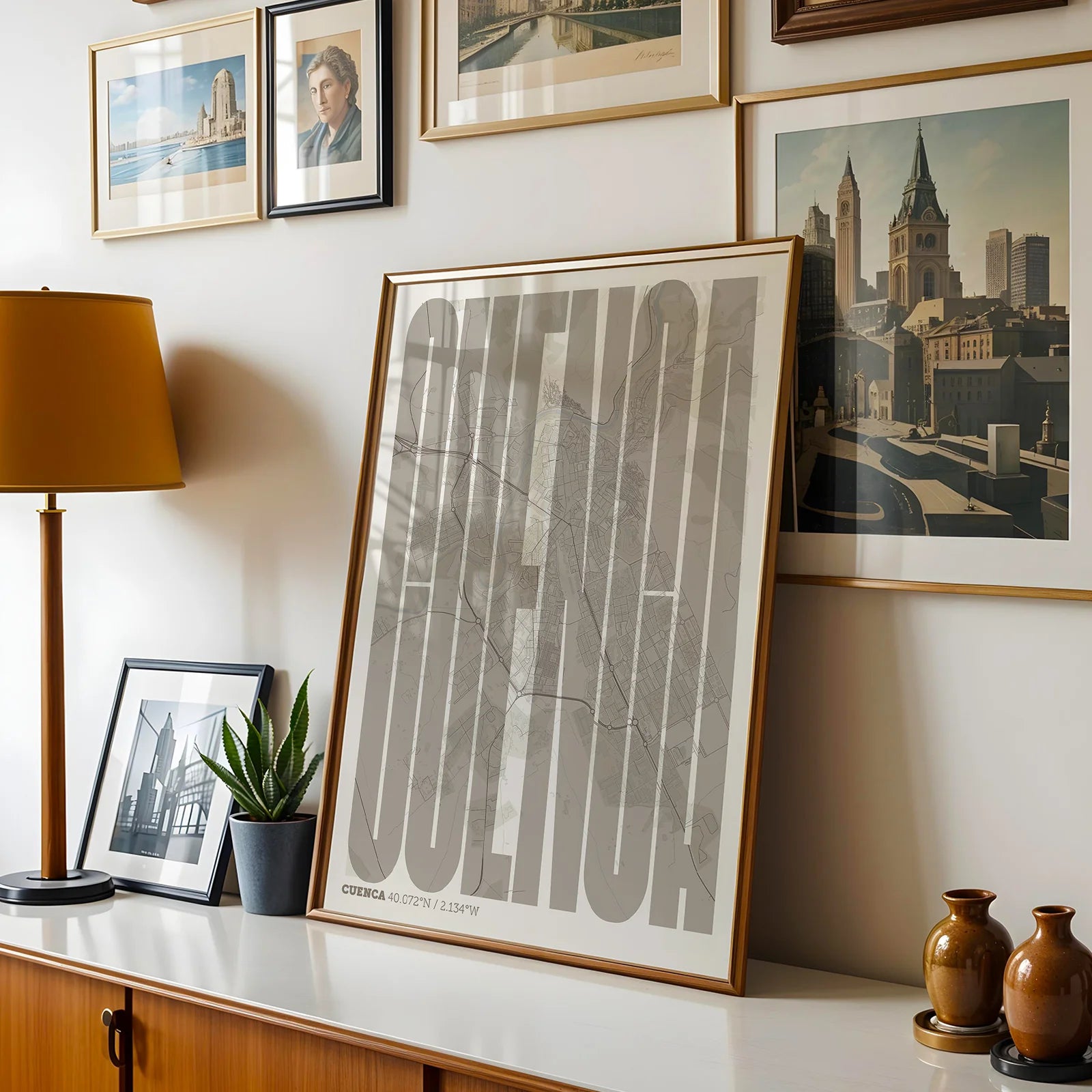 Diseño de interiores moderno con la lámina de Cuenca en el diseño la Extra Comprimida, donde las letras se ajustan al ancho del mapa de la ciudad diseñado en marrón claro y fondo blanco roto, expuesto en la pared de un salón