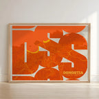 Cuadro de Donostia en mi diseño la Inseparable, una visión artística con una tipografía expresiva que muestra la abreviatura del nombre sobre el mapa detallado diseñado en naranja y fondo blanco roto con impresión sin márgenes, apoyado contra la pared