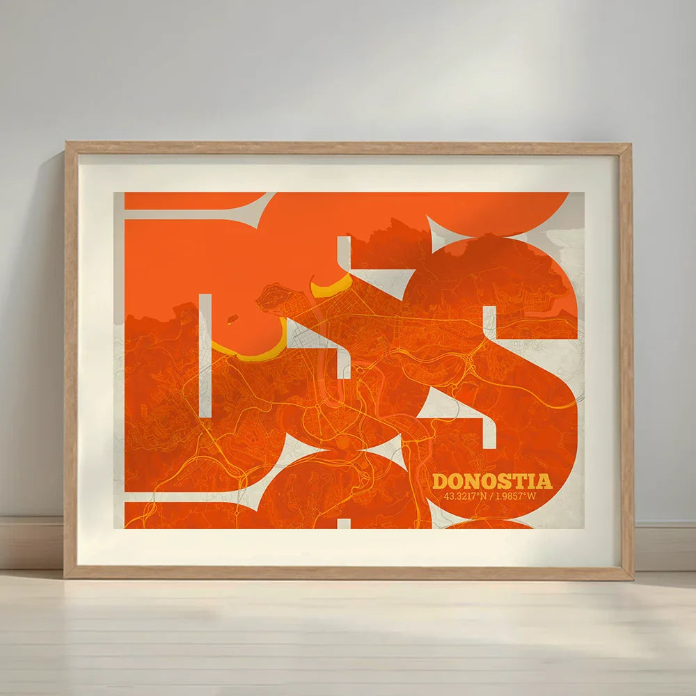 Cuadro de Donostia en mi diseño la Inseparable, una visión artística con una tipografía expresiva que muestra la abreviatura del nombre sobre el mapa detallado diseñado en naranja y fondo blanco roto con margen en un entorno minimalista con iluminación cálida