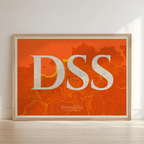 Cuadro de Donostia en el diseño la Clásica, inspirado en la tipografía cincelada con una fuente elegante que crea un bonito contraste visual diseñado en naranja y fondo blanco roto con impresión sin márgenes, apoyado contra la pared