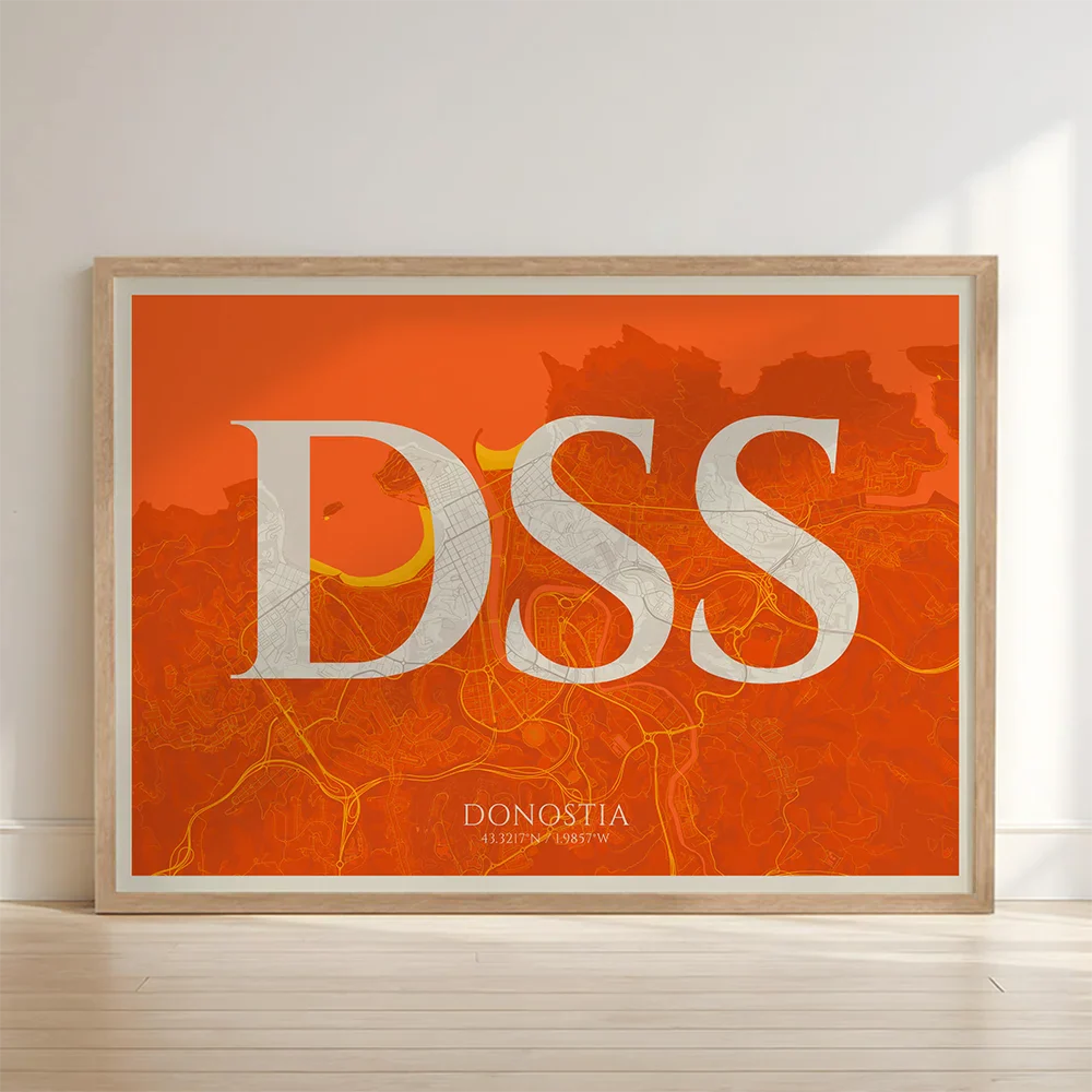 Cuadro de Donostia en el diseño la Clásica, inspirado en la tipografía cincelada con una fuente elegante que crea un bonito contraste visual diseñado en naranja y fondo blanco roto con impresión sin márgenes, apoyado contra la pared