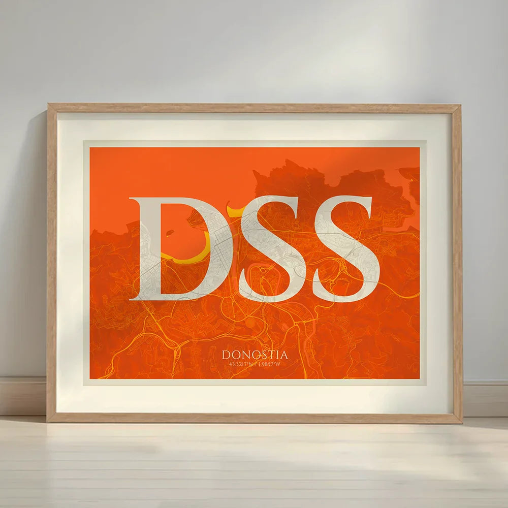 Cuadro de Donostia en el diseño la Clásica, inspirado en la tipografía cincelada con una fuente elegante que crea un bonito contraste visual diseñado en naranja y fondo blanco roto con margen en un entorno minimalista con iluminación cálida