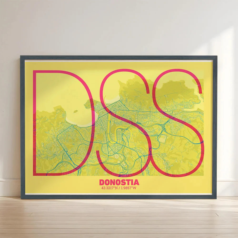 Cuadro de Donostia en el diseño la Ultrafina, una estética minimalista que combina cartografía urbana con letras modernas, finas y elegantes diseñado en amarillo y fucsia con impresión sin márgenes, apoyado contra la pared