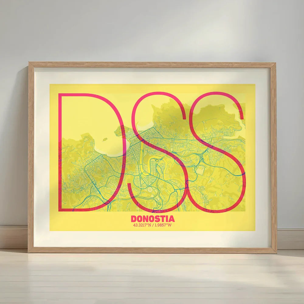 Cuadro de Donostia en el diseño la Ultrafina, una estética minimalista que combina cartografía urbana con letras modernas, finas y elegantes diseñado en amarillo y fucsia con margen en un entorno minimalista con iluminación cálida