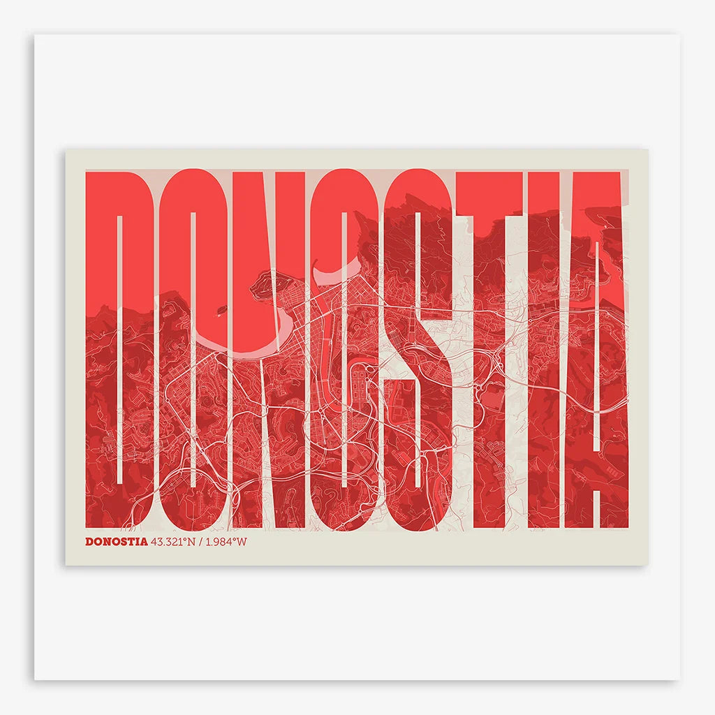 Mapa de Donostia en el diseño la Extra Comprimida, donde las letras se ajustan al ancho del mapa de la ciudad diseñado en rojo y fondo blanco roto