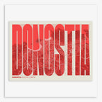 Mapa de Donostia en el diseño la Extra Comprimida, donde las letras se ajustan al ancho del mapa de la ciudad diseñado en rojo y fondo blanco roto