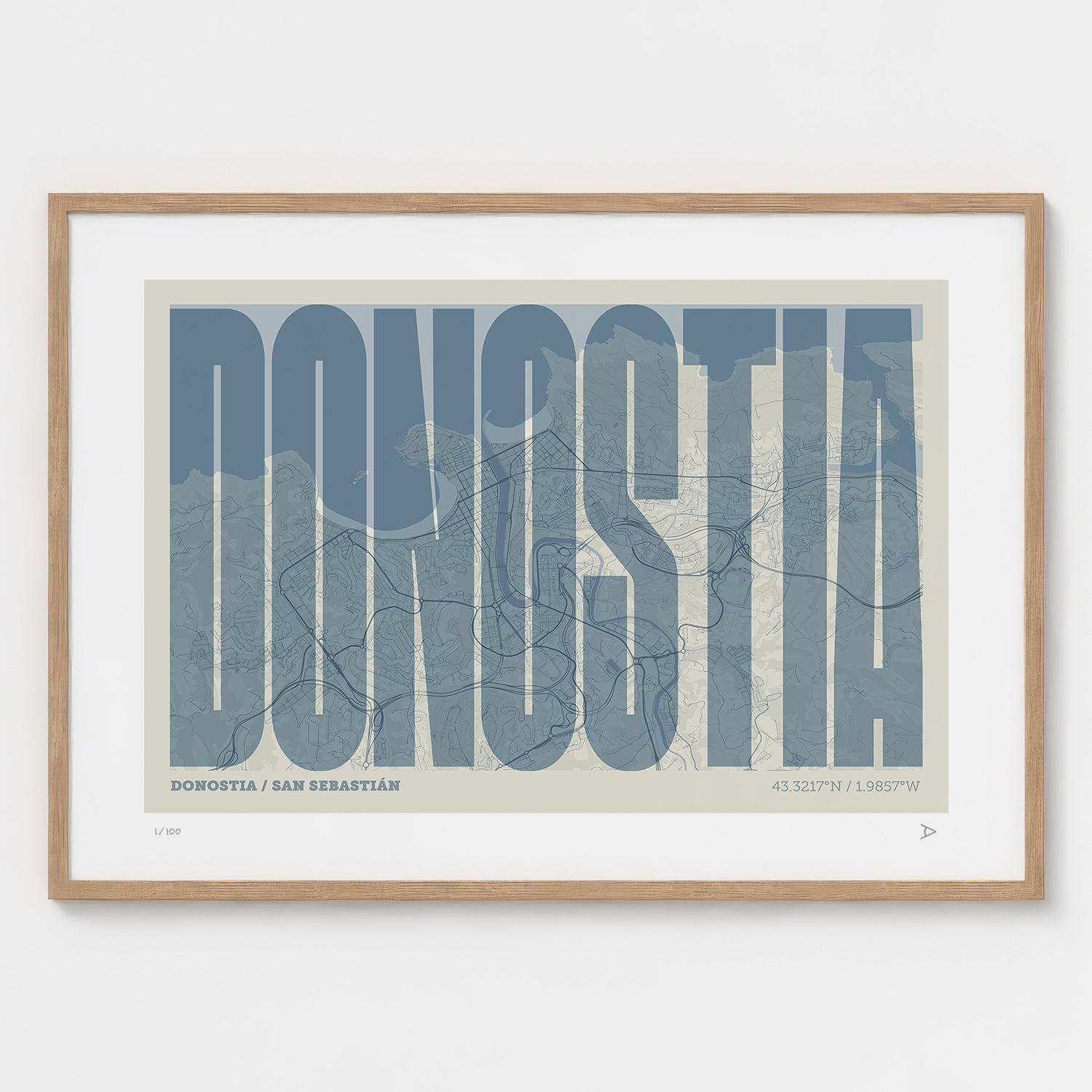 Lámina tipográfica de Donostia – diseño Extra Comprimida, marco de madera natural