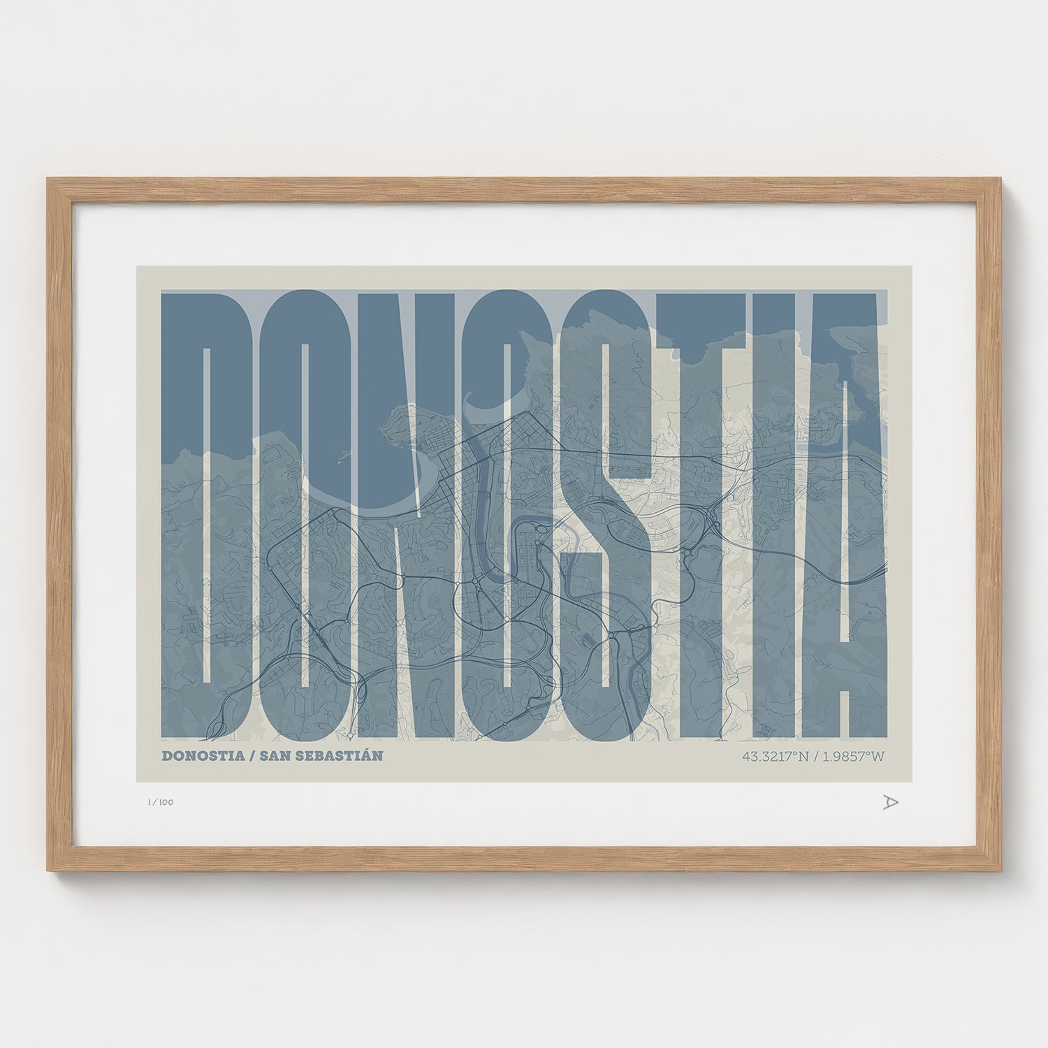 Lámina tipográfica de Donostia – diseño Extra Comprimida, marco de madera natural