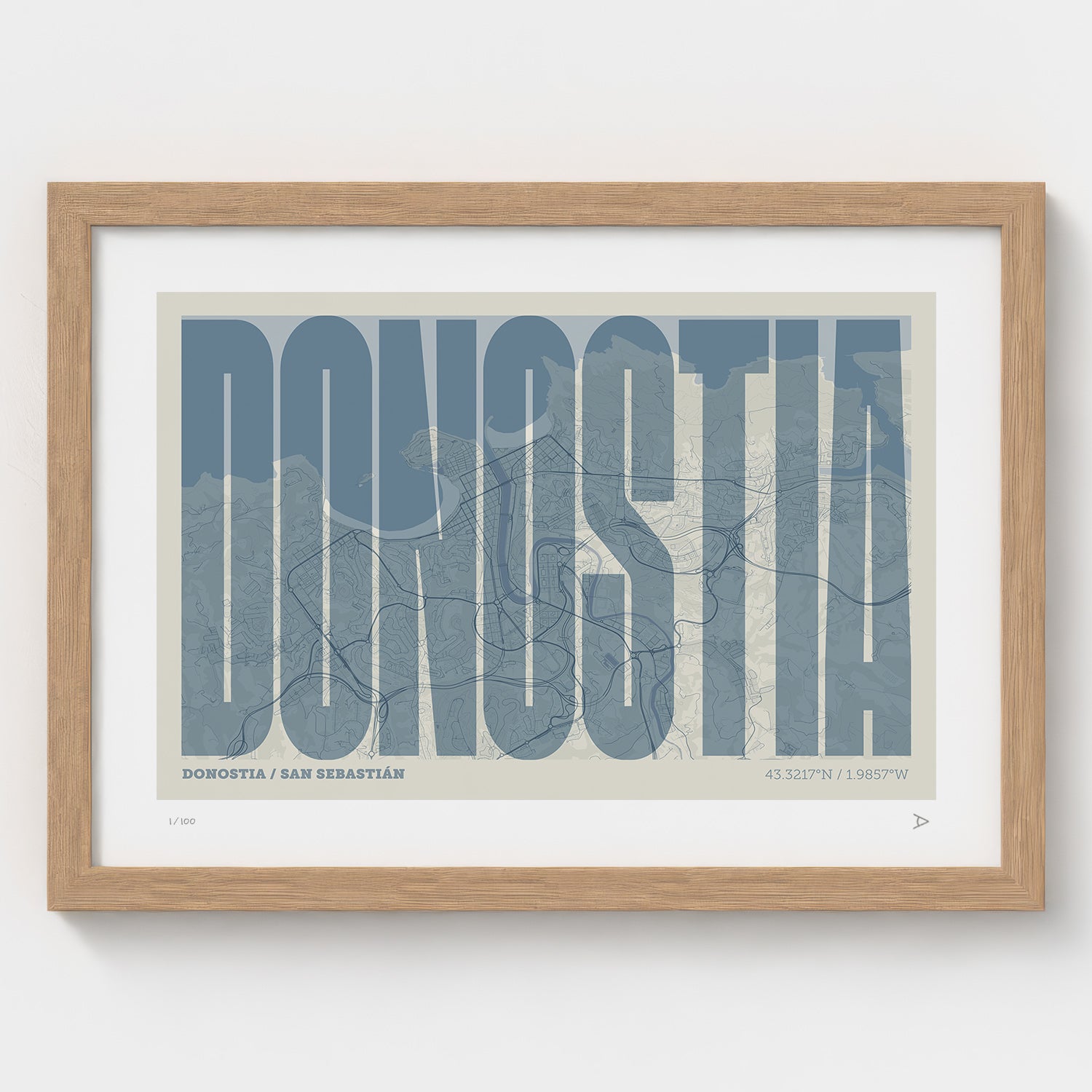 Lámina tipográfica de Donostia – diseño Extra Comprimida, marco de madera natural
