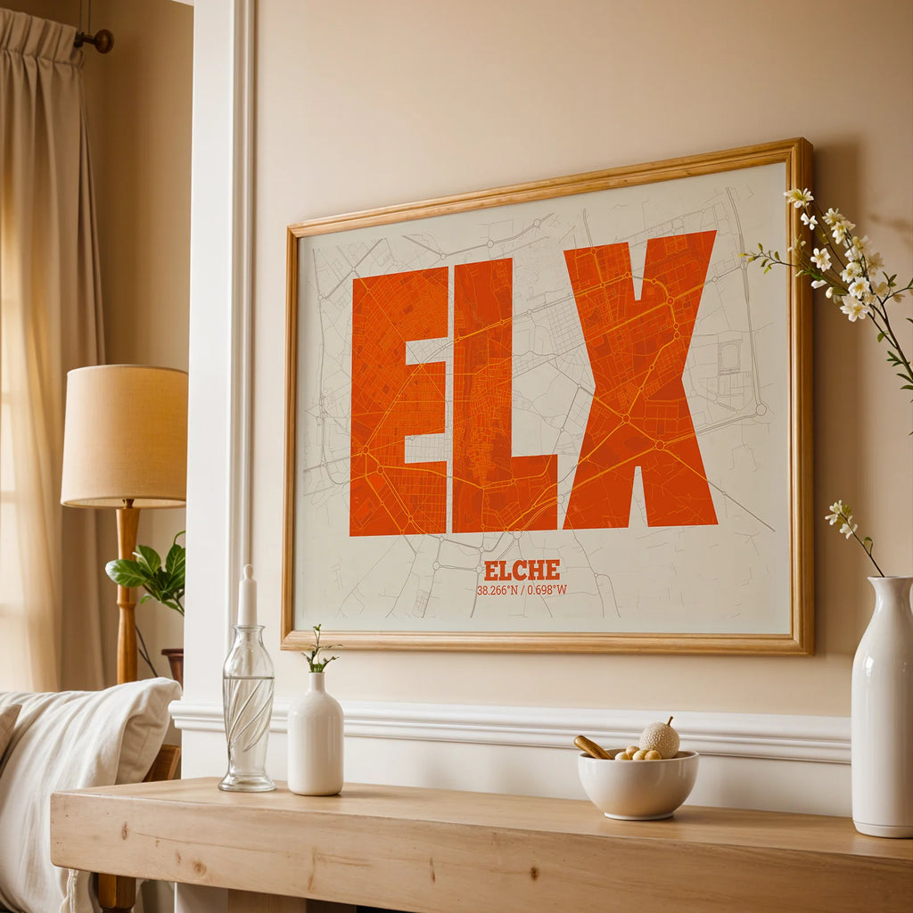 Diseño de interiores moderno con la lámina de Elche en mi diseño la Súper Bold, un póster tipográfico donde el mapa de la ciudad se fusiona con una tipografía extra gruesa para un impacto visual moderno diseñado en naranja y fondo blanco roto, expuesto en la pared de un salón