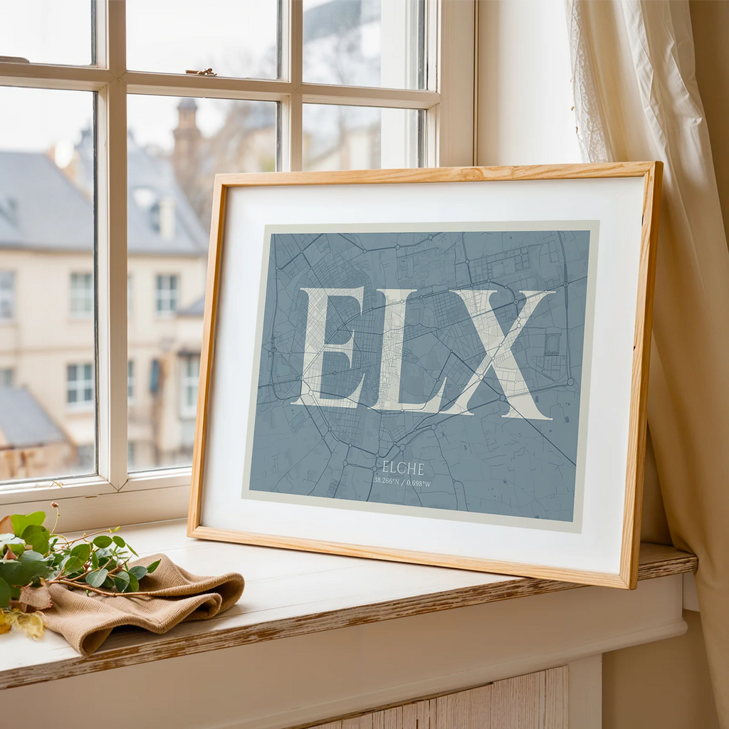 Diseño de interiores moderno con la lámina de Elche en el diseño La Clásica, inspirado en la tipografía cincelada con una fuente elegante que crea un bonito contraste visual diseñado en gris azulado y fondo blanco roto, expuesto en la pared de un salón