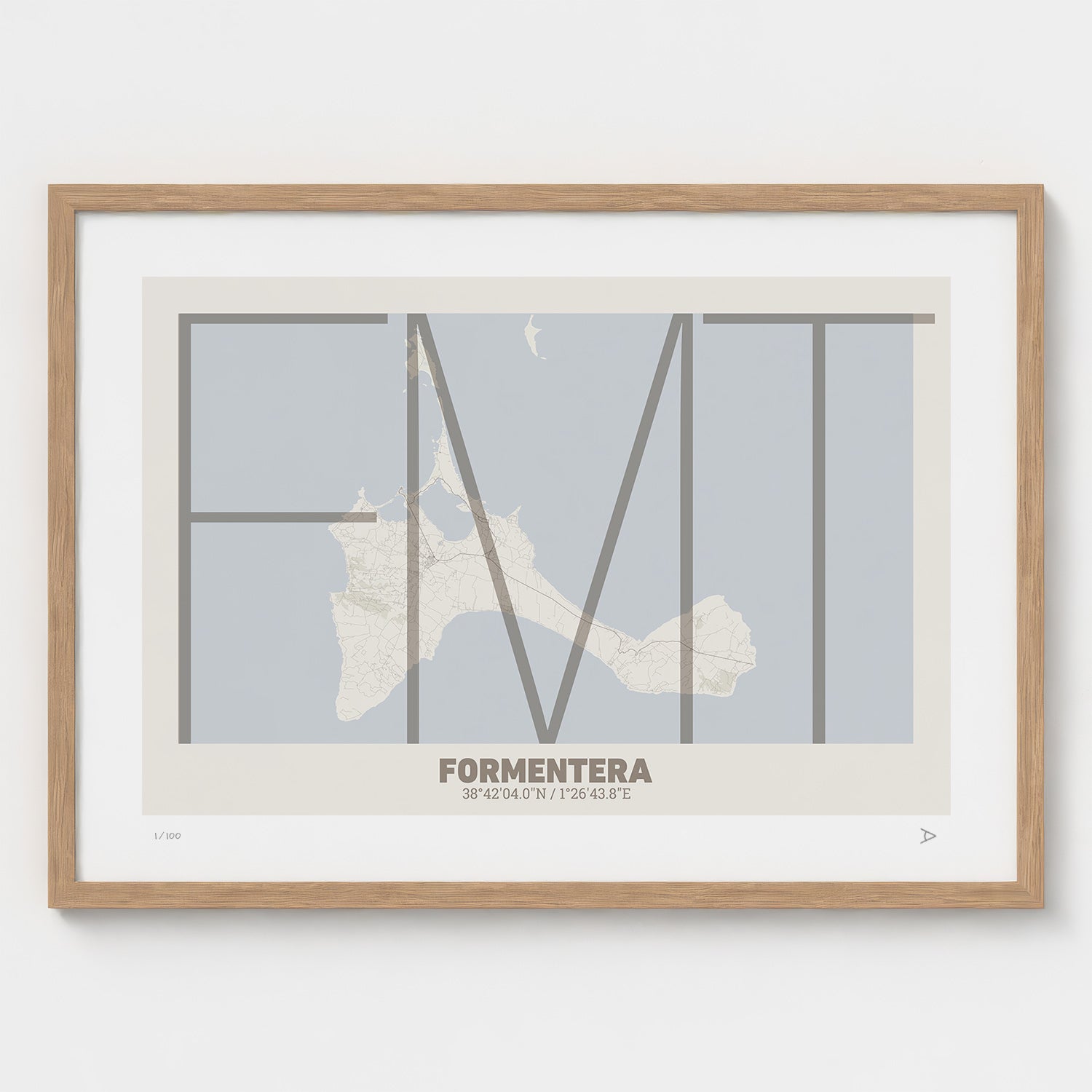 Lámina tipográfica de Formentera – diseño Ultrafina, marco de madera natural